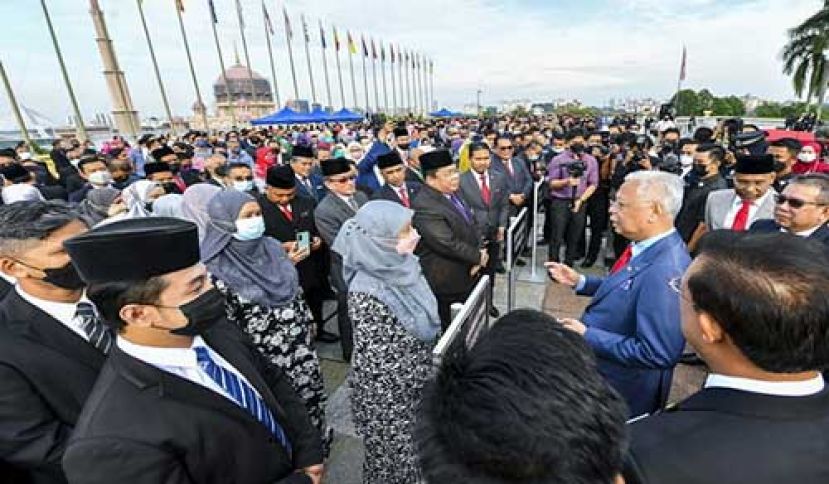 ●首相依斯迈沙比里主持首相署的集会。