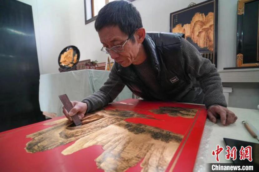 拨金漆画精髓在于拨金。