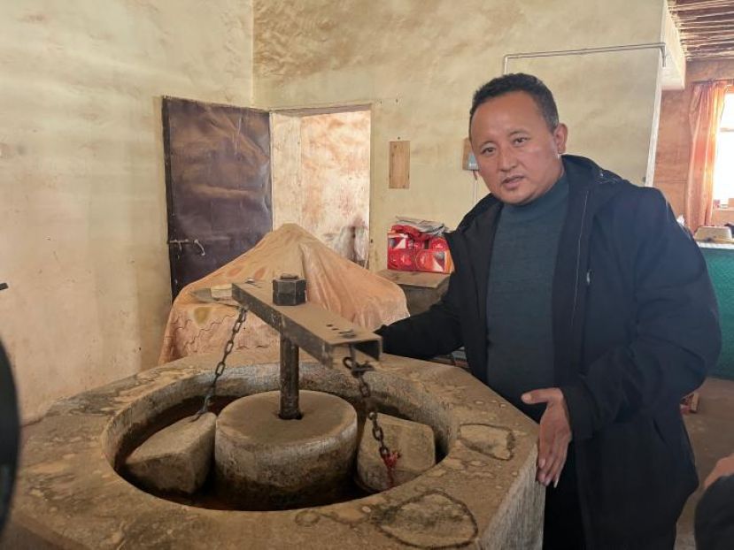 旦增曲扎介绍藏香制作过程。
