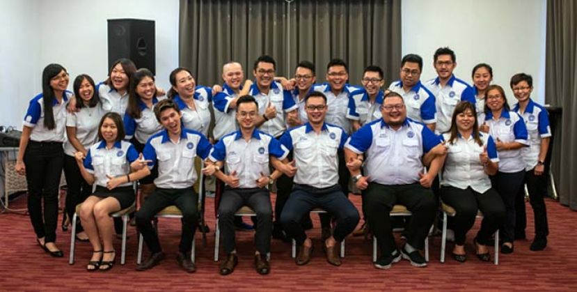 青运砂拉越分会2019-2021年新届理事会合照。坐者左三为新任主席陈俊翰，右三是署理主席黄昌兴。