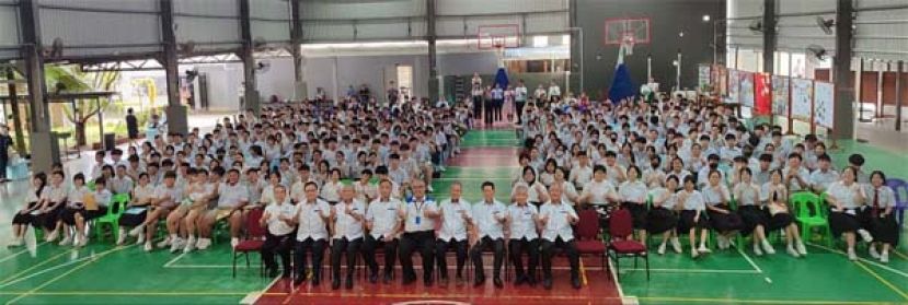 典礼结束后的一张大合照。左起为古晋中中校董会校董副视察甲必丹钟忠、视察陈挺辉、副主席沈楚鹏、署理主席高伟宁、校长官晨阳、秘书长、监学杜亚坡、副财政陈瑞光以及四中校友会会长杨力竞。