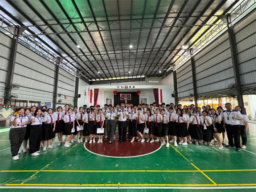 全体高三学生在系好&ldquo;高三红色领带&rdquo;后，与该校校长、行政主任及班导师合拍大合照。