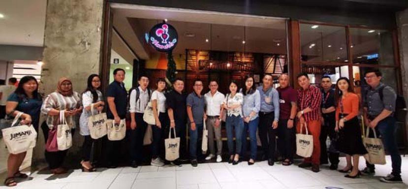 古晋VivaCity购物广场高层及本地媒体合影，右二为VIVACITY购物广场广告与促销执行员龚艾微、广告与促销执行员林福顺、总经理佐纳登（右五）、Coramax Mall有限公司总部董事（人力资源）刘美菁（右七）、Coramax Mall总部董事（财务）郑堡心（右八）。