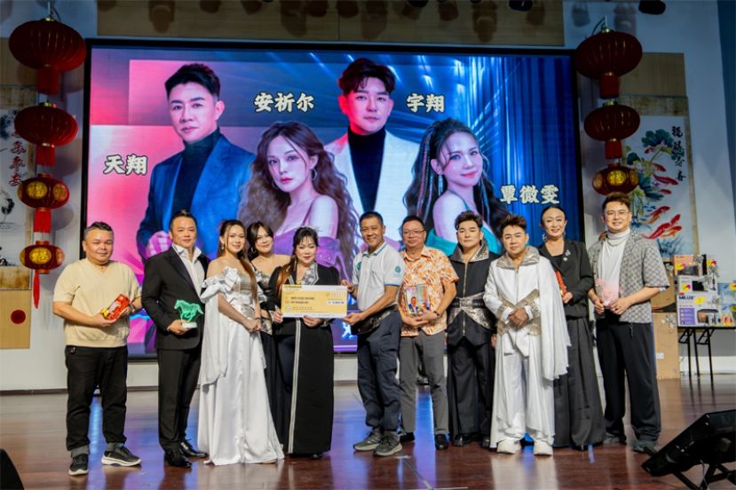 晴弦文娱音乐社主席爱丽丝在欢乐四宝及赞助人的见证下移交善款给古晋希望之家。