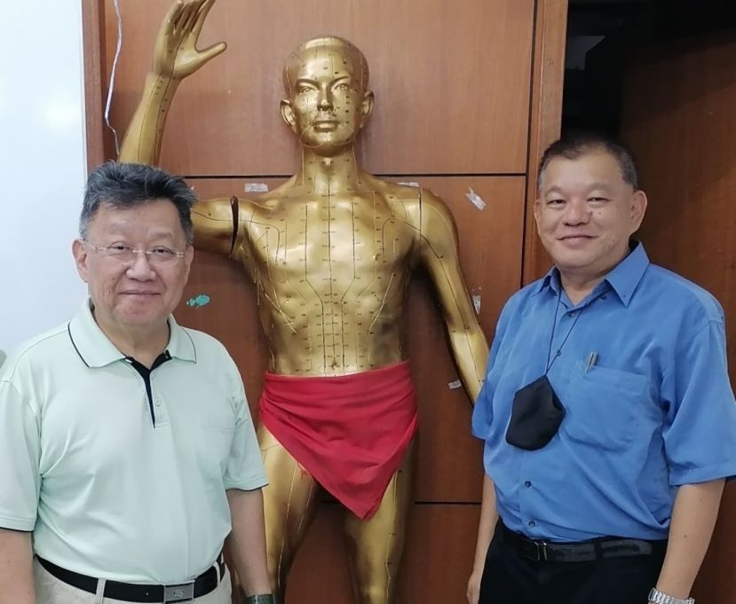 西医外科医生及中医学博士孙忠实（左）与砂中医研究者陈中兴合影。