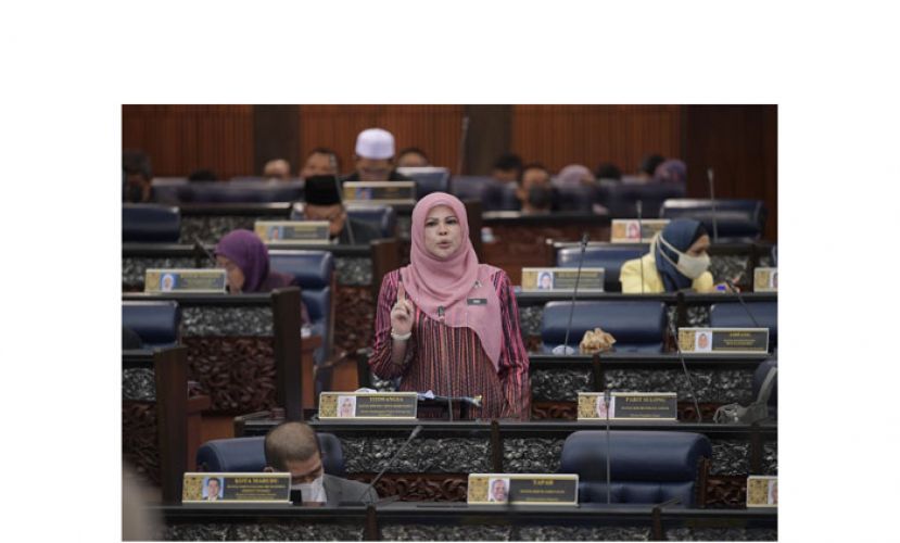 拿督丽娜哈伦在国会提呈《2021年反性骚扰法案》。