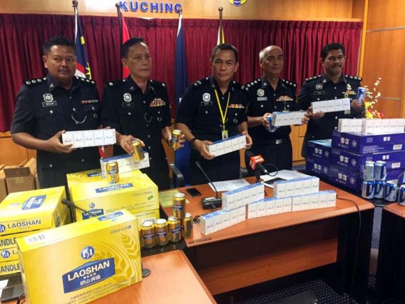 砂警察普通行动组第十一营指挥官罗斯迪警监，在新闻发布会上展示警方突击行动中所起获的私货。