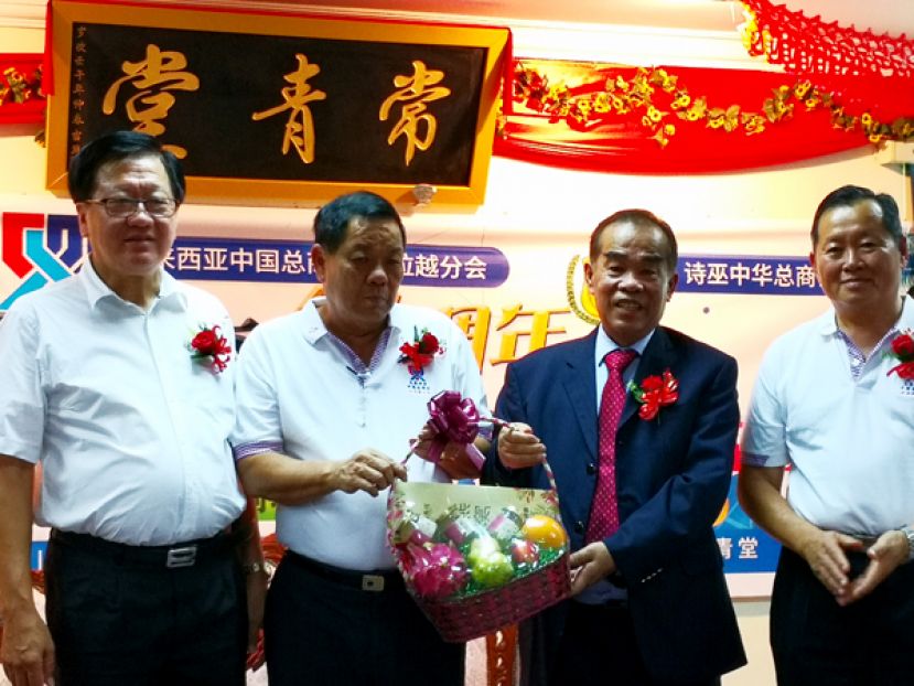 马中总商会砂拉越分会会长拿督刘乃好（右二）赠送纪念品给经济论坛的开幕主宾诗巫中华总商会会长拿督刘增强。右一是诗巫省华人社团联合会会长严榀胜，左一是商务主任兼论坛筹备会主席刘仁祥。