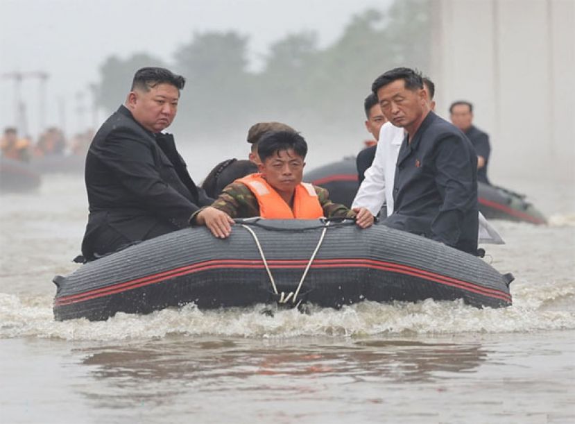 金正恩搭乘救生艇勘灾。