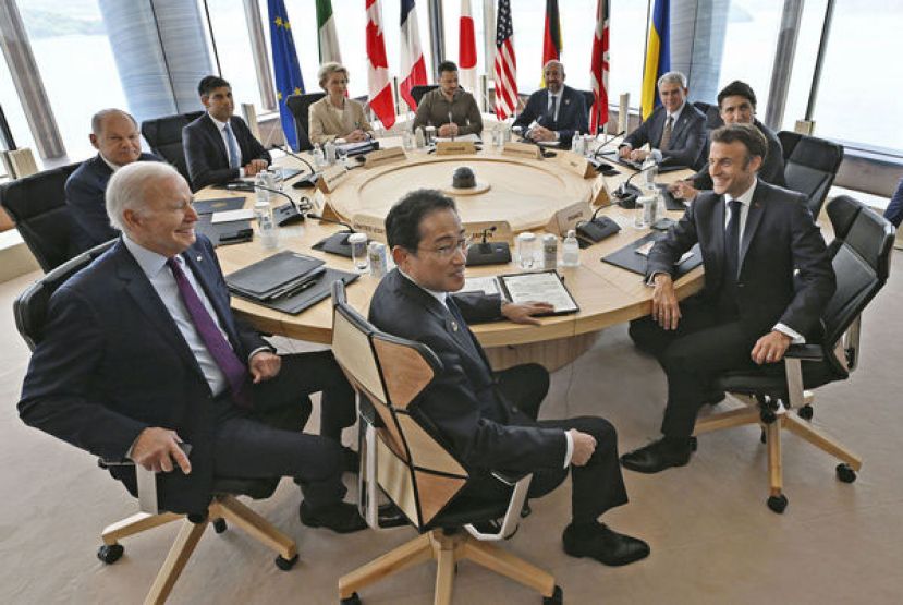乌克兰总统泽伦斯基21日在G7峰会上与各国领导人进行会谈。