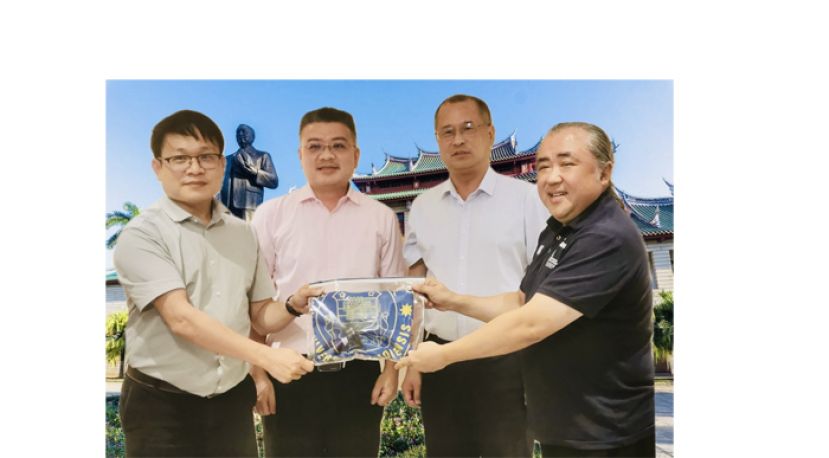 在沈莙駩(左二）及林东伟（右二）的见证下，林志伟(右一）移交秘书长印章予阮湧俰(左一）。