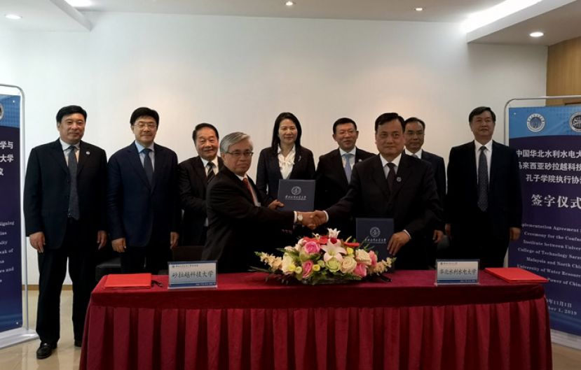 历史性的一刻!砂拉越孔子学院在砂科大董事主席黄順舸及云南省副省长霍金花(后左三及四)等人见证下正式签署，也意味孔子学院短期内将在诗巫砂科技大学校园内诞生。