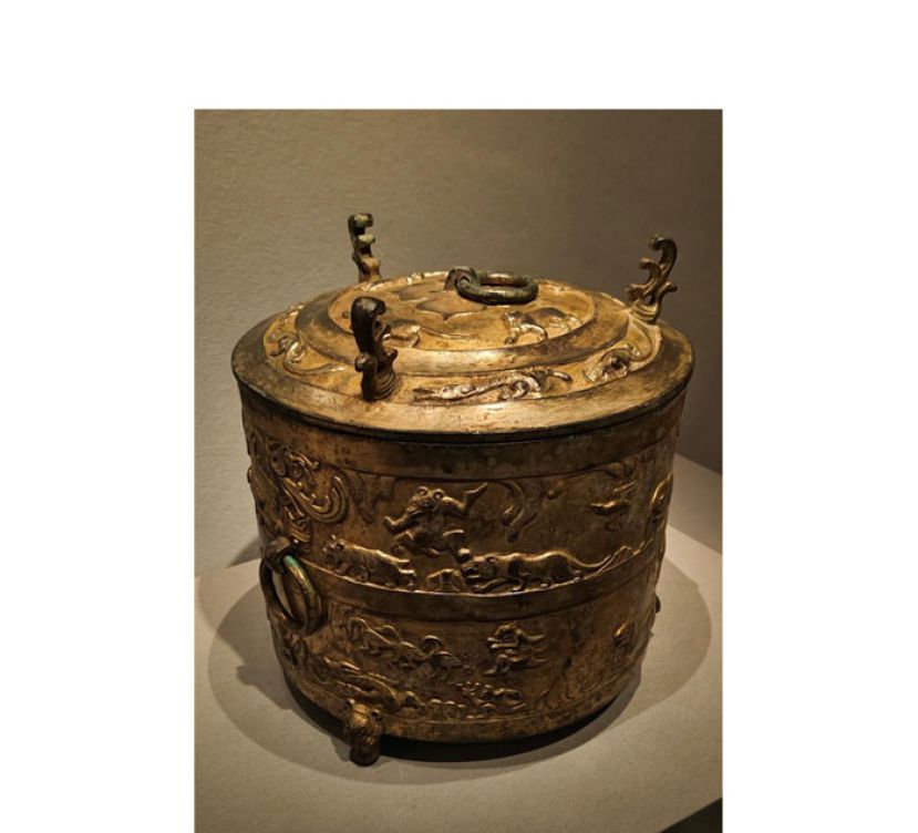 胡傅温酒樽，通高24.5厘米，口径23.4厘米，共2件，尺寸、形制、纹饰相同，通体鎏金。