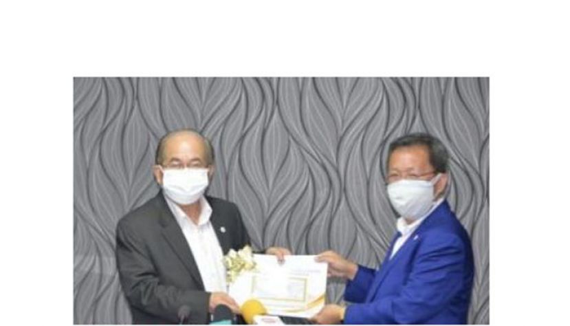 砂副首长兼灾难管理委员会主席拿督阿玛道格拉斯（左）移交其他宗教事务单位（UNIFOR）拨款支票予砂地方政府与房屋部长拿督斯里沈桂贤(右)时摄。