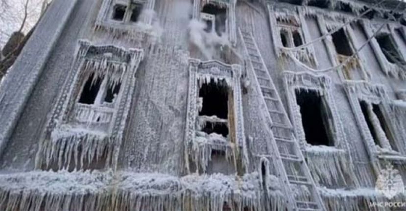 俄民宅大火4死 消防洒水成冰柱。