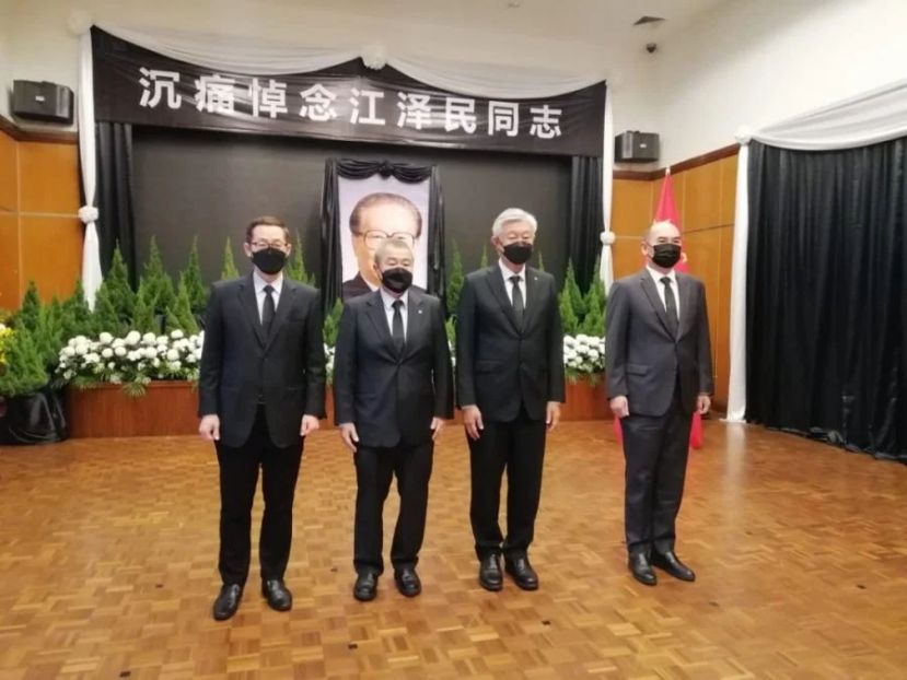 中总总会长丹斯里卢成全（右2）昨日率署理总会在拿督吴逸平（右）、总秘书拿督陈镇明（左2）和总财政拿督孔令龙（左），前往中国驻马大使馆吊唁前中国国家主席江泽民。