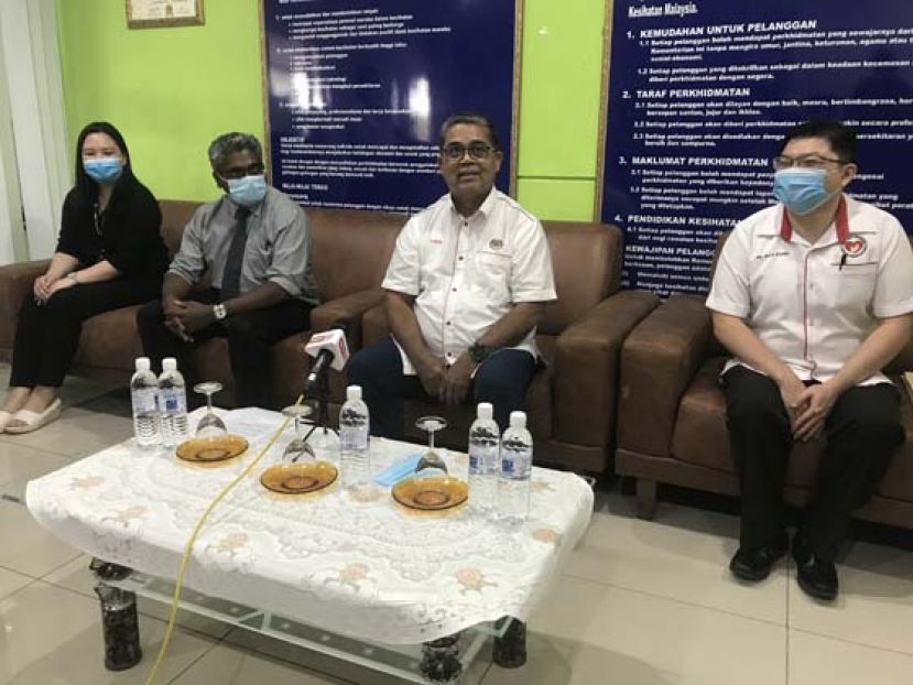 副卫生部长艾伦达干(右2)在美里医院院长黄修儒(右1)陪同下主持新闻发布会。