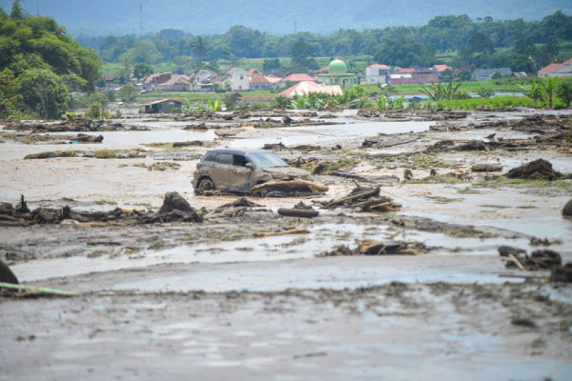 印尼11日爆发洪水和泥流，至今已造成50人死亡、27人失踪。