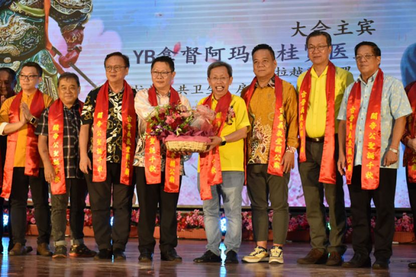 筹委会主席郑志国市议员（左四）颁发水果礼篮予砂副总理拿督阿玛沈桂贤（右四）。