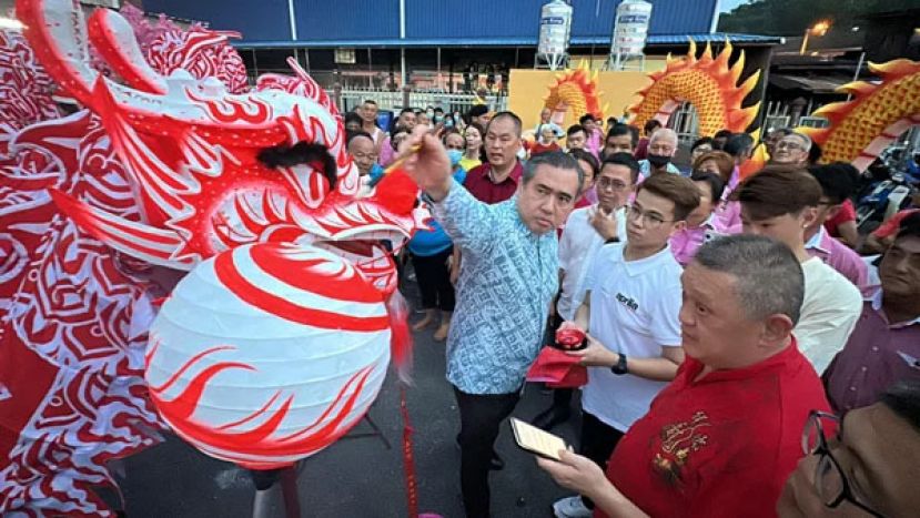 全马独一无二的&ldquo;希望之龙&rdquo; 以希盟的代表色红白色为设计