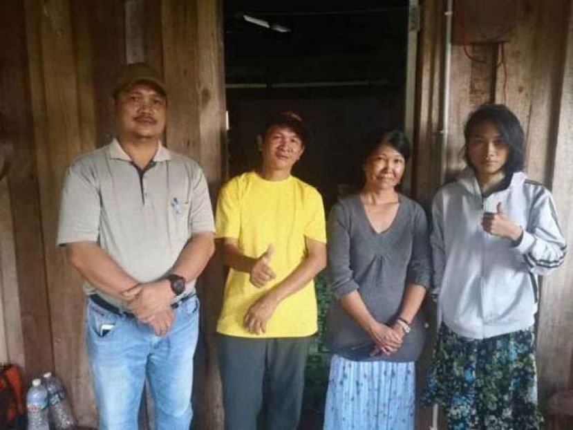 沙巴兽医局官员佐毕（左）与薇薇奥娜（右）及其家人合照。