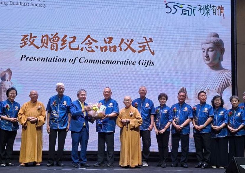 在众理事的陪同下，古晋佛教居士林林长许觉禧（右三）赠送纪念品予主宾拿督阿玛沈桂贤时影。右二为释学琳法师，左二为释学闻法师以及左三为古晋佛教居士林秘书长方志浩。