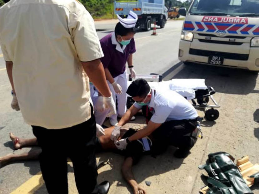 骑士奄奄一息躺在血泊中，医务人员赶到现场抢救。