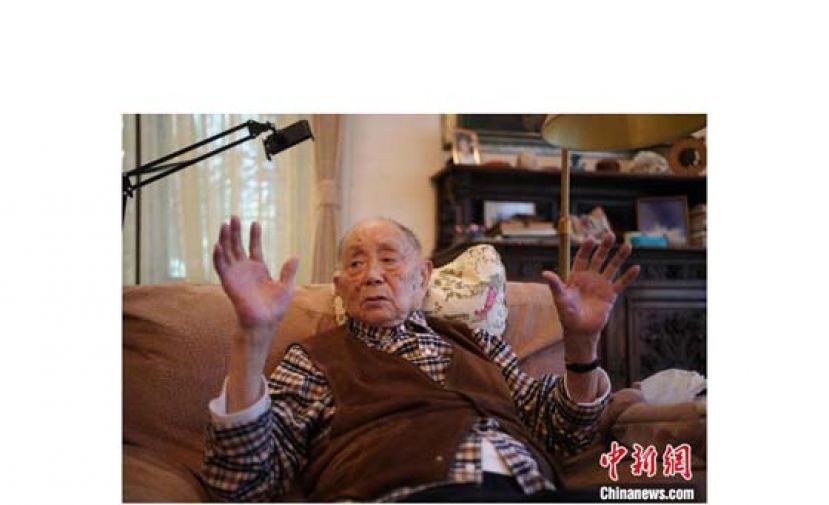 黄永玉近照。