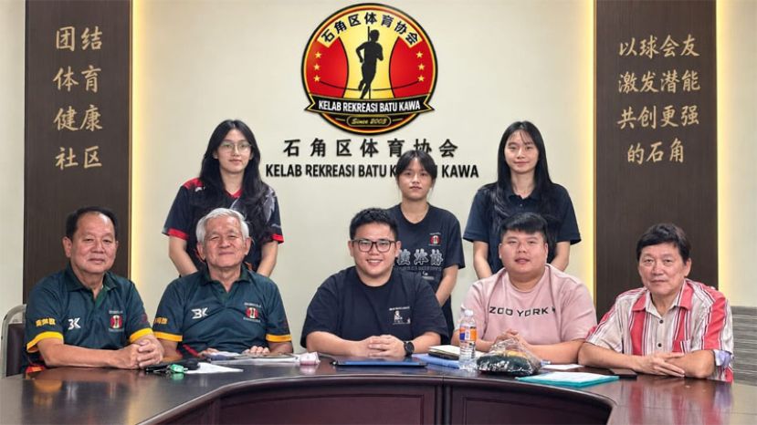 2026年石角区拿督阿玛沈桂贤医生杯篮球赛筹委会部分成员合影，并诚邀符合资格的球队踊跃报名参赛。前排左起为场地／纠察蔡美庆、竞赛梁明强、筹委会主席蔡俊伟、秘书刘仲衡及司仪梁惠剑；后排左起为奖品官敏敏、场地布置／音响蔡盈盈及救护蔡雅芬。