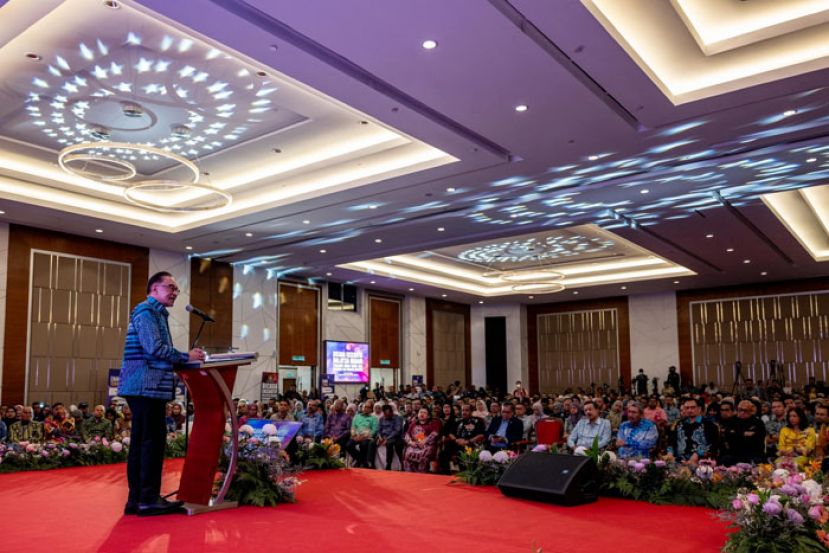 首相安华向公务员发表谈话。