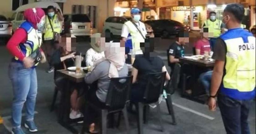 警方取缔违反标准作业程序的饮食店。