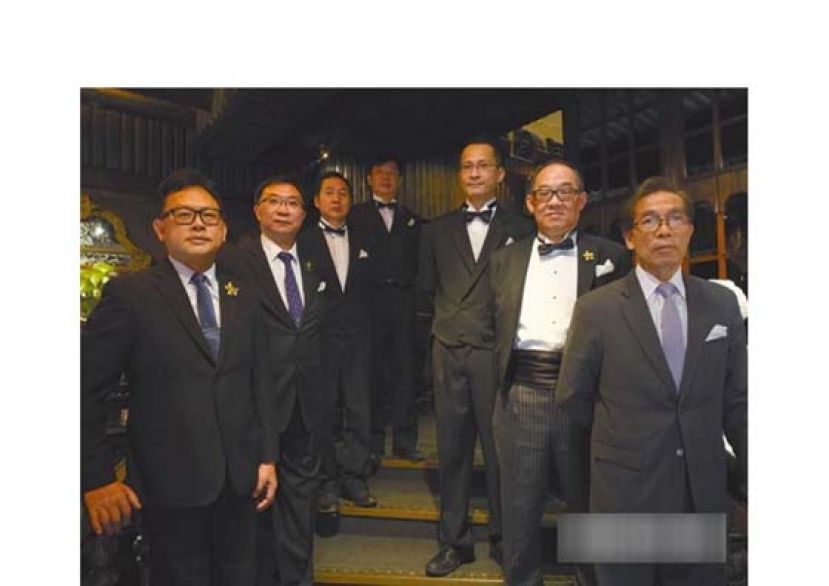 今天Amigo就靠这班经验丰富的老员工，支撑大局。左一为总经理Herbert，右一为最资深员工Derek。