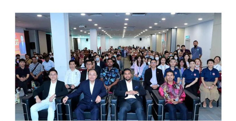 大马青年理事会&ldquo;大使座谈会&rdquo;左二起为欧阳玉靖及理事会副主席凯鲁阿兹曼。