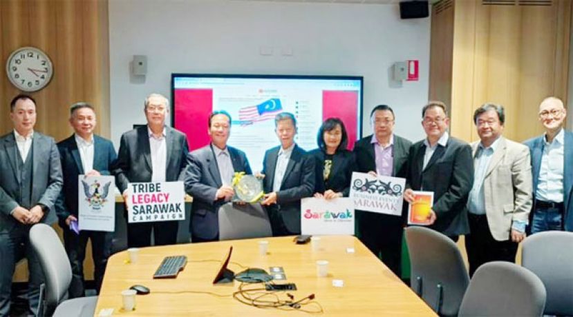 古晋中华总商会兼砂拉越中华总商会会长拿督陈日枝（右六）移交纪念品予南澳大利亚中华总商会&nbsp;(CCCSA)&nbsp;会长，Kok Wah See先生(左四);一同出席的包括副会长兼133周年庆典筹委会主席郭应茂（左三），秘书长拿督蔡文铎律师（右四）及数字经济组主任兼133周年庆典工委会主席田松茂（右三）。