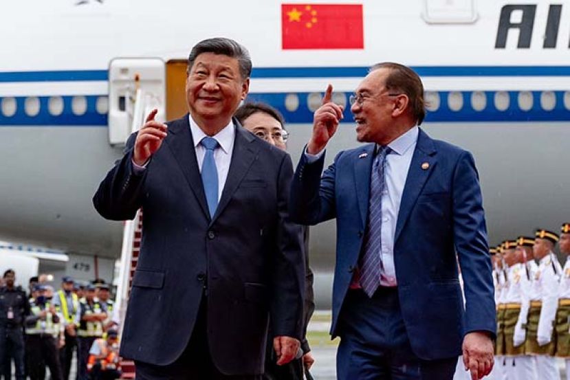 ●首相安华与习近平主席亲切交流。