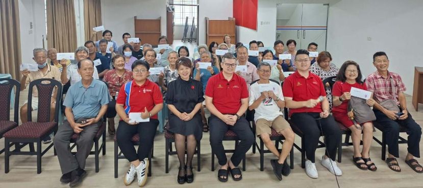 俞利文（右五）及杨薇讳（左三）与获风灾援助的受灾居民合影。