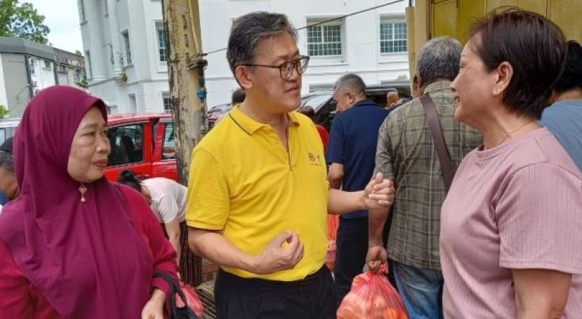东哥团队负责人薛华东（中）以真诚之心为各族群众服务。