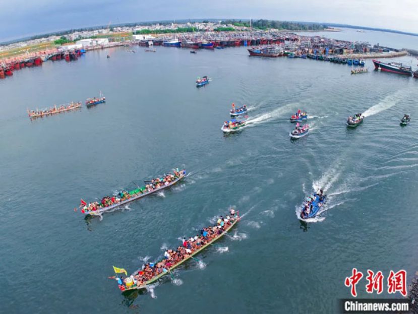 2024年6月，海南省临高县新盈国家中心渔港，渔民举行龙舟训练热身，备迎端午龙舟大赛。