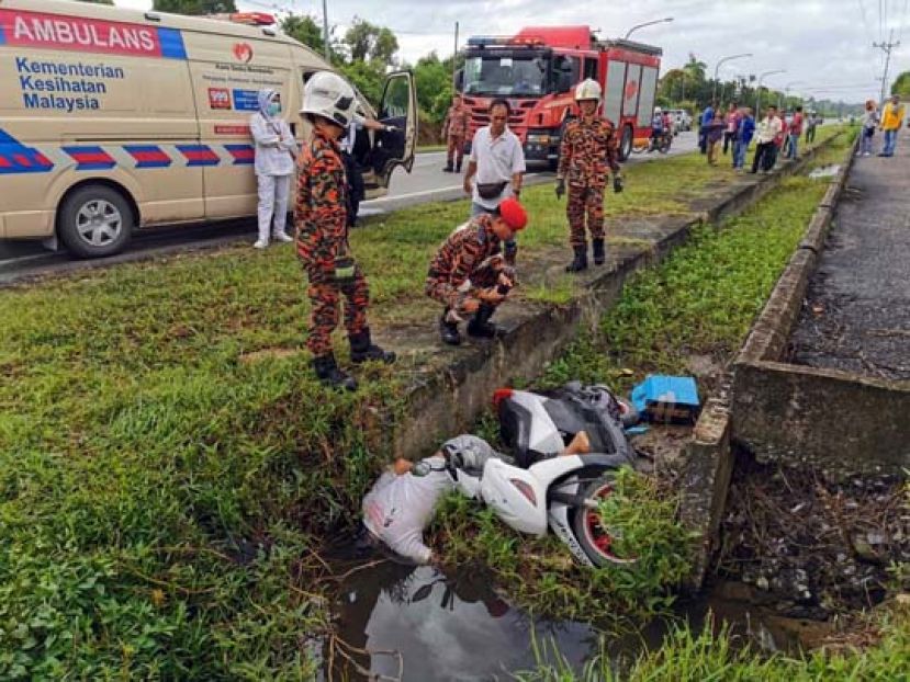 消拯人员与医务人员在现场查看。