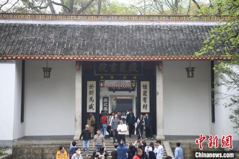 岳麓书院大门有一副集句联，上联是&ldquo;惟楚有材&rdquo;，源自《左传》；下联是&ldquo;于斯为盛&rdquo;，出自《论语》。