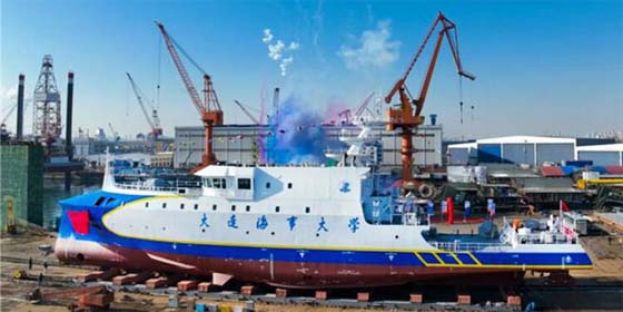 全球首艘具多功能科研实训船，在大连下水。
