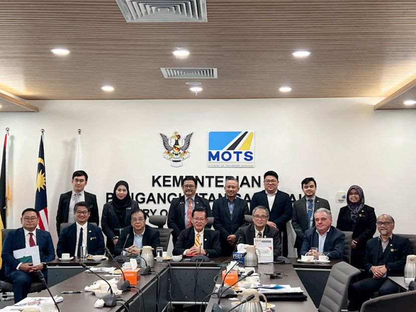 砂拉越交通部长拿督斯里李景胜（中）主持与AirBorneo董事会成员及管理团队的交流会议。左三为砂拉越交通部副部长拿督耶理苏修，右三为砂交通部常务秘书拿督黄希胜。