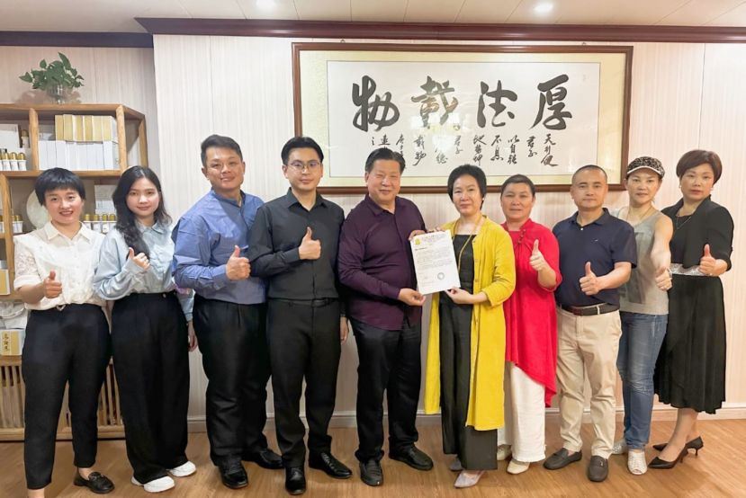 砂医总会长江宗兴（左5）移交论坛邀请函予深圳天心健康管理有限公司董事长丁敏茹；右3起为养生专家黄小华及黄小英；左3起是砂医总代表团成员林德强和江邦发。