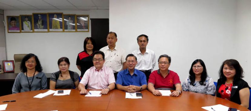 古晋最强大脑记忆技巧讲座新闻发布会。坐者右起;为委员朱珍妹、邓群娇、联合筹委主席甲必丹陈贻贤、张光福、总协调田松茂、委员张丽萍、陈美玲。站者右起为委员李美发、贝荣栋、温惠妮。