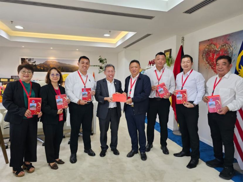 天猛公郭翼昇阁长（右四）移交邀请函予砂拉越副总理兼公共卫生、房屋及地方政府部部长拿督阿玛沈桂贤医生（左四）。