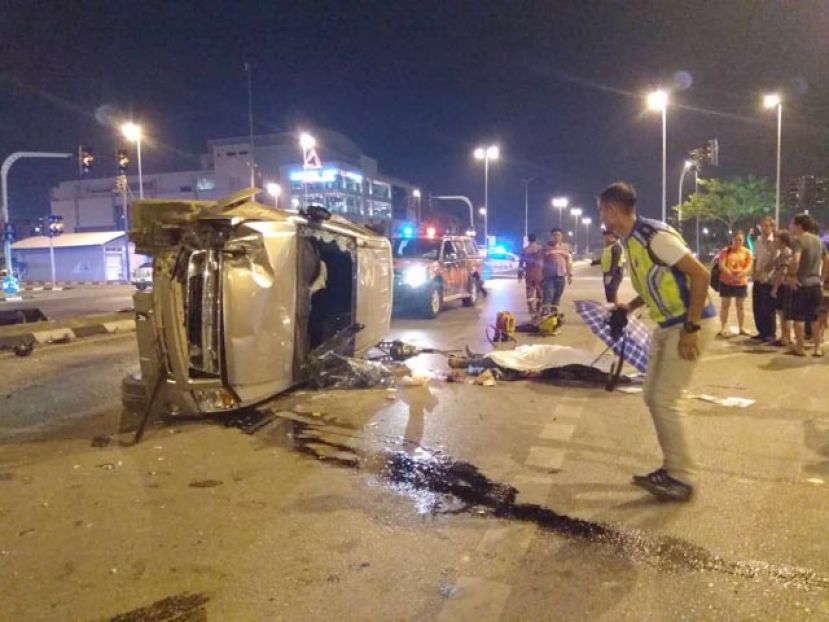 四轮驱动车侧翻，司机不幸丧命。