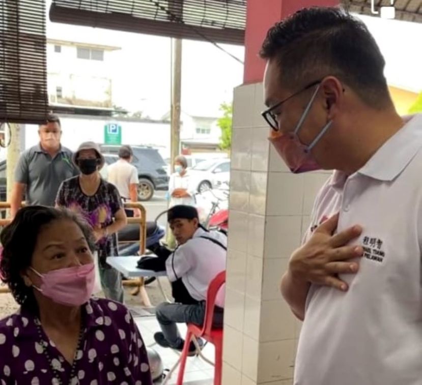  人联党柏拉旺区候任议员程明智（右）听女商贩说投票日特歇业支持他而感动不已。