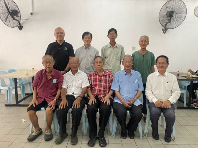 新生村历史特别小组图:&nbsp;坐者左一起是新生村大会堂主席兼撰写历史特别小组顾问钟传兴、撰写历史特别小组秘书温三德、主任余源昌、编辑主任楊谦俊及顾问钟庆辉。站者左起为组识与联络及收集资料委员林智杰、收集资料委员彭南发、副秘书兼收集资料委员田时基及副财政黄亚拉。