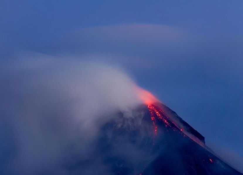 菲马荣火山喷发，火山灰柱高达1000米。