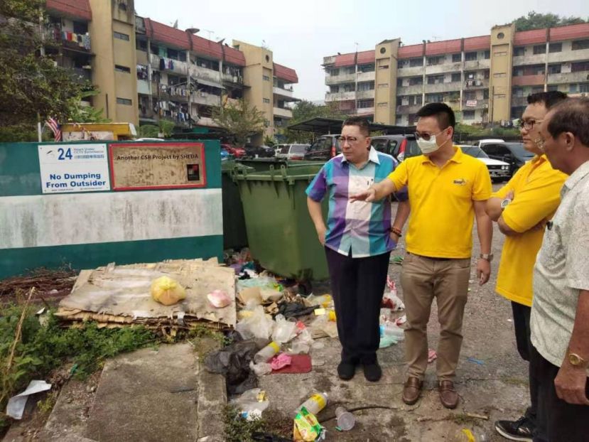 符祥威（右二）向南市市长拿督黄鸿圣讲解朋岭高原组屋的垃圾收集长期管理不当，引发环境卫生的种种问题。